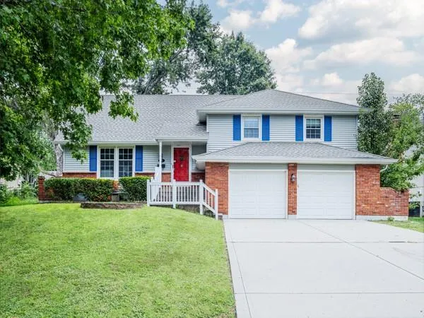 $345,000 | 905 Southwest Savannah Drive, Lee's Summit, MO 64081