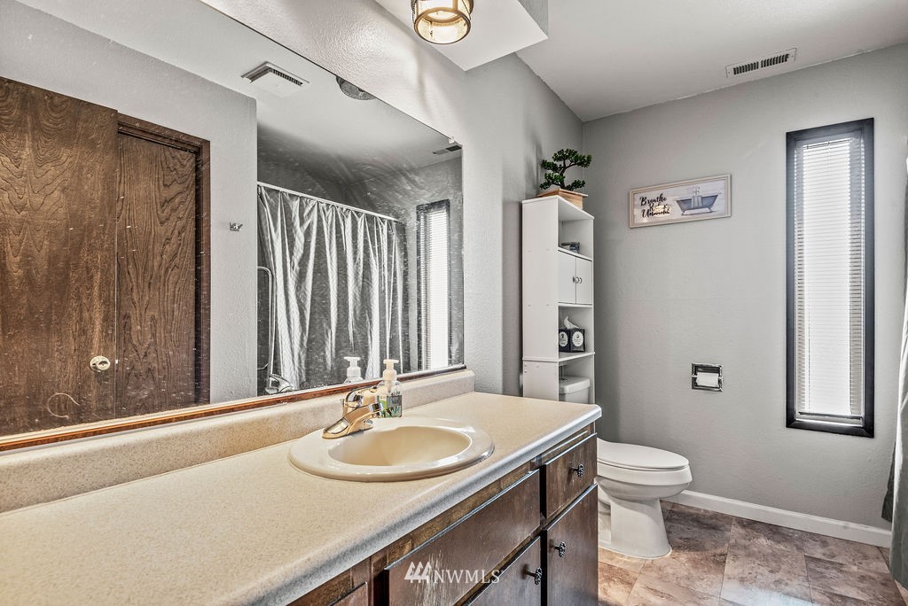 2363 40th Avenue, Unit 7 Longview, WA 98632 - Photo 17 of 25 a bathroom with a sink and a mirror