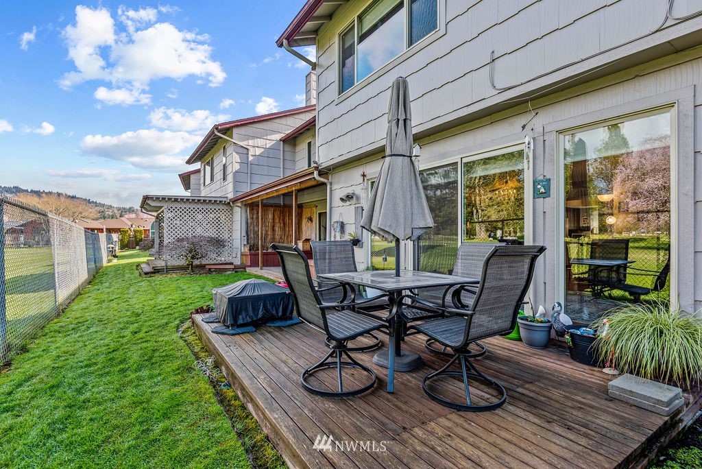 2363 40th Avenue, Unit 7 Longview, WA 98632 - Photo 18 of 25 a view of a patio with table and chairs and potted plants