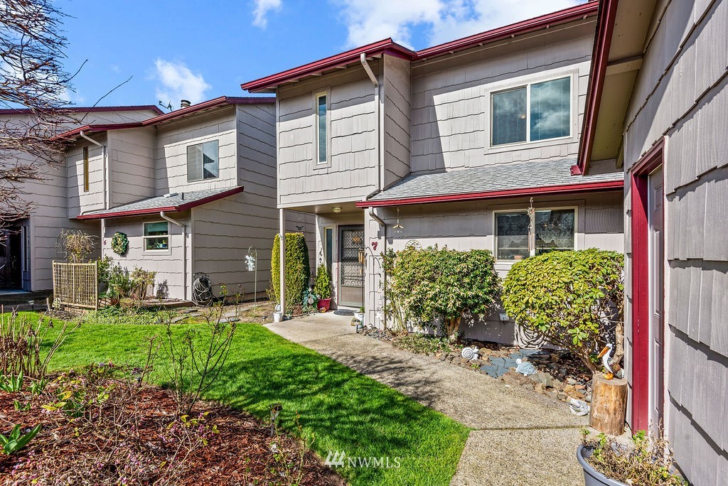 2363 40th Avenue, Unit 7 Longview, WA 98632 - Photo 22 of 25 a front view of a house with a yard and porch
