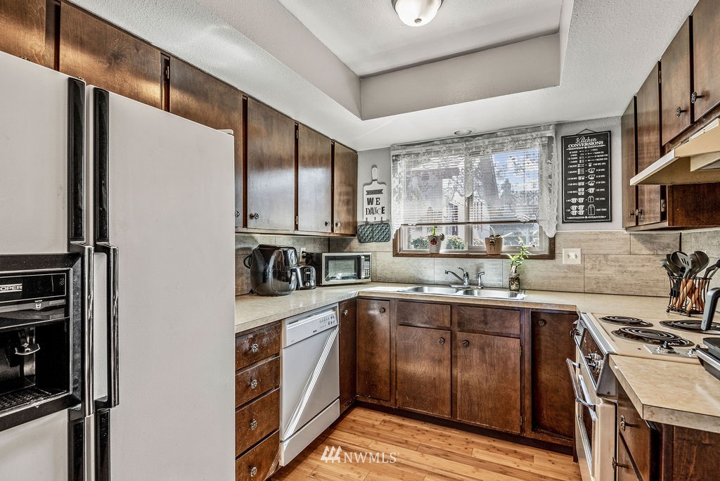 2363 40th Avenue, Unit 7 Longview, WA 98632 - Photo 7 of 25 a kitchen with a sink stove and refrigerator