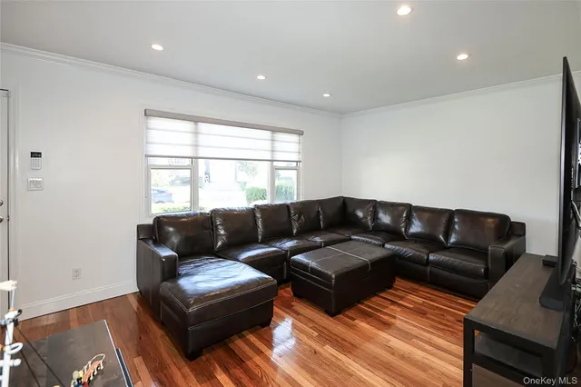 $899,999 | 132 Bethel Road, Albertson, NY 11507