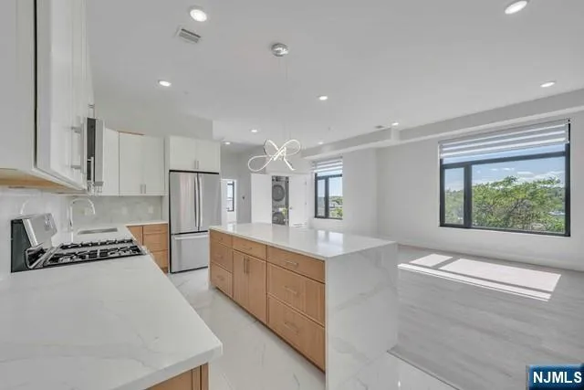 $3,295 | 22-36 Bloomfield Avenue, Unit 116, Paterson, NJ 07503