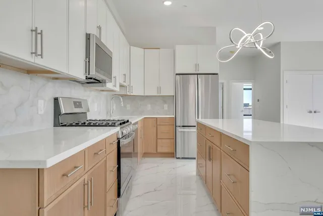 $3,095 | 22-36 Bloomfield Avenue, Unit 303, Paterson, NJ 07503