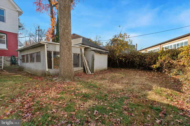 a view of a house with a backyard