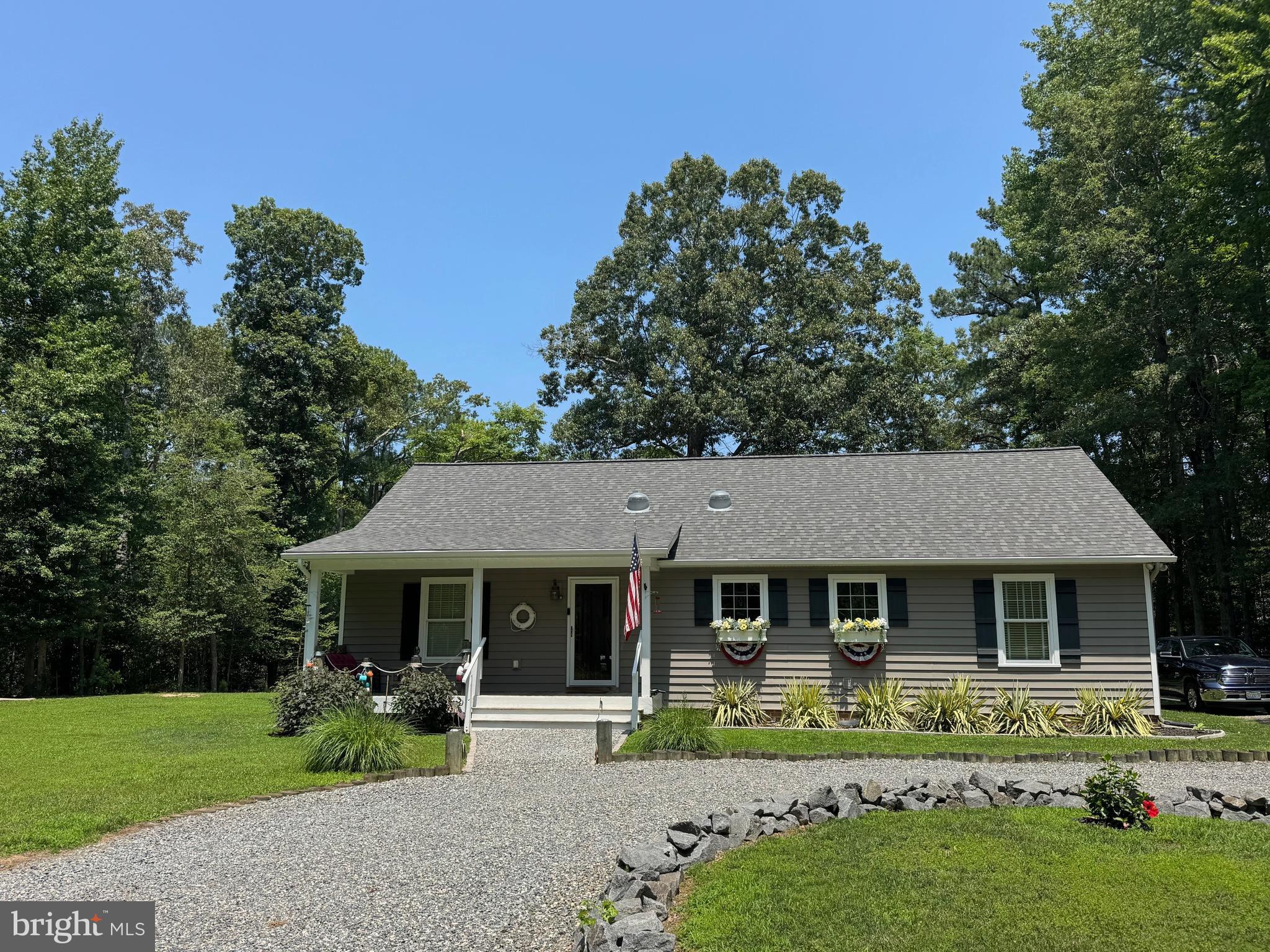 Turn-key waterfront rancher