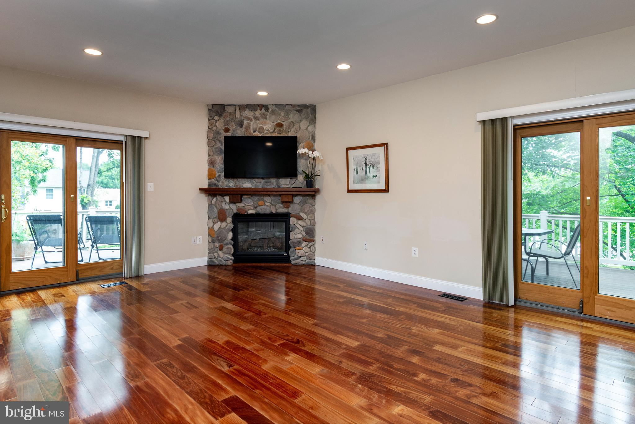 24515 Ridge Road Damascus, MD 20872 - Photo 14 of 53 Living room