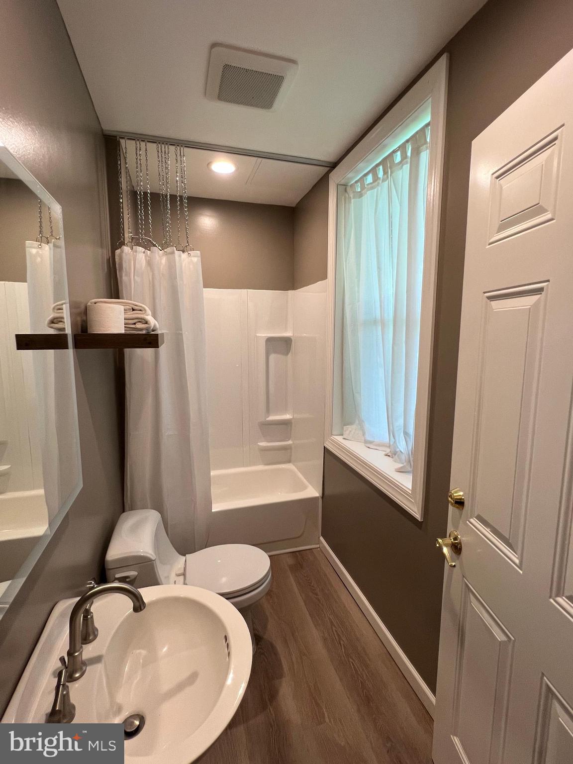 24515 Ridge Road Damascus, MD 20872 - Photo 41 of 53 Bedroom #6 full bath