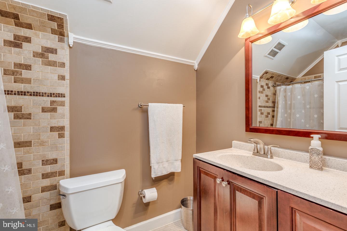 418 Apple Road Edgewater Park, NJ 08010 - Photo 26 of 39 Upper level full bathroom