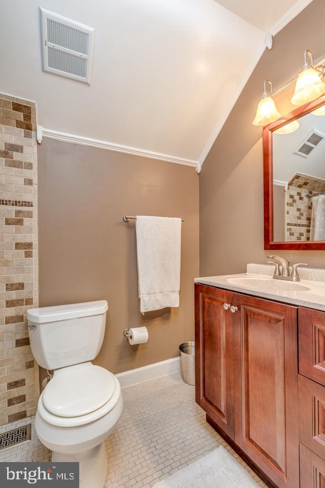 418 Apple Road Edgewater Park, NJ 08010 - Photo 27 of 39 Upper level full bathroom