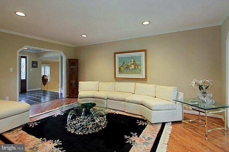 1607 Blue Meadow Road Potomac, MD 20854 - Photo 7 of 30 Living Room