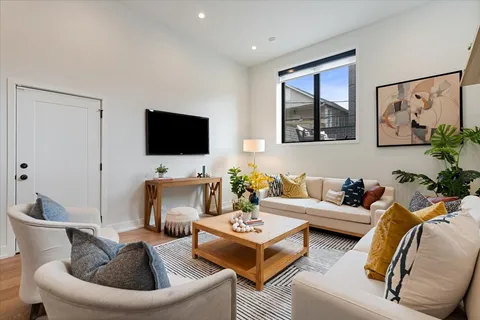 $899,900 | 1541 West Pearson Street, Unit 1, Chicago, IL 60642