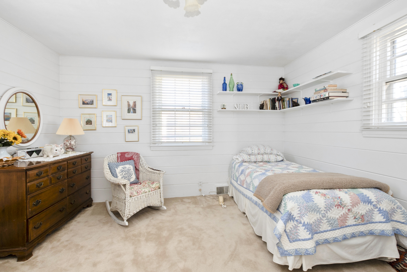 802 Argyle Avenue Flossmoor, IL 60422 - Photo 10 of 15 a bedroom with a bed and a window