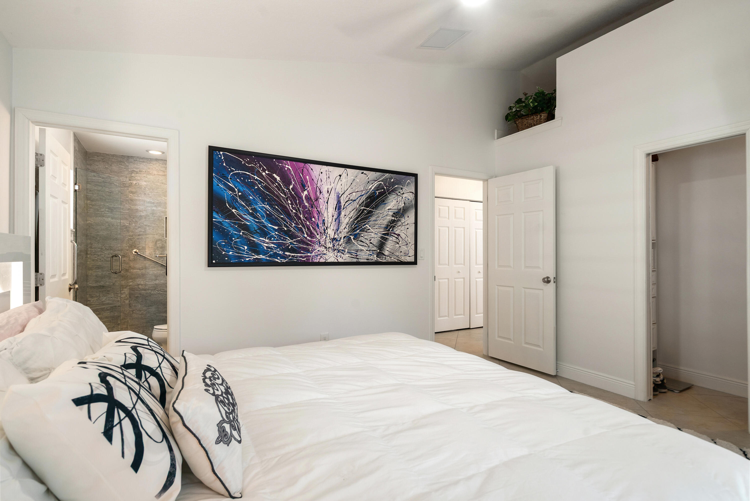 37 Bonefish Avenue Key Largo, FL 33037 - Photo 12 of 22 a bedroom with a large bed and a painting on the wall