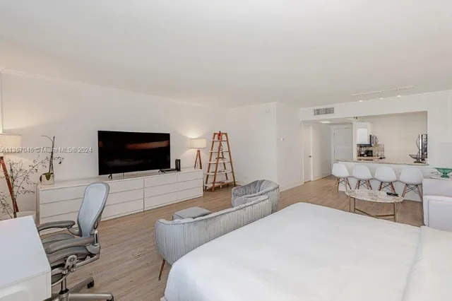 $7,500 | 2301 Collins Avenue, Unit 842, Miami Beach, FL 33139