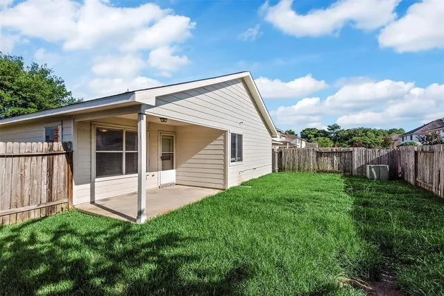 a view of a house with backyard