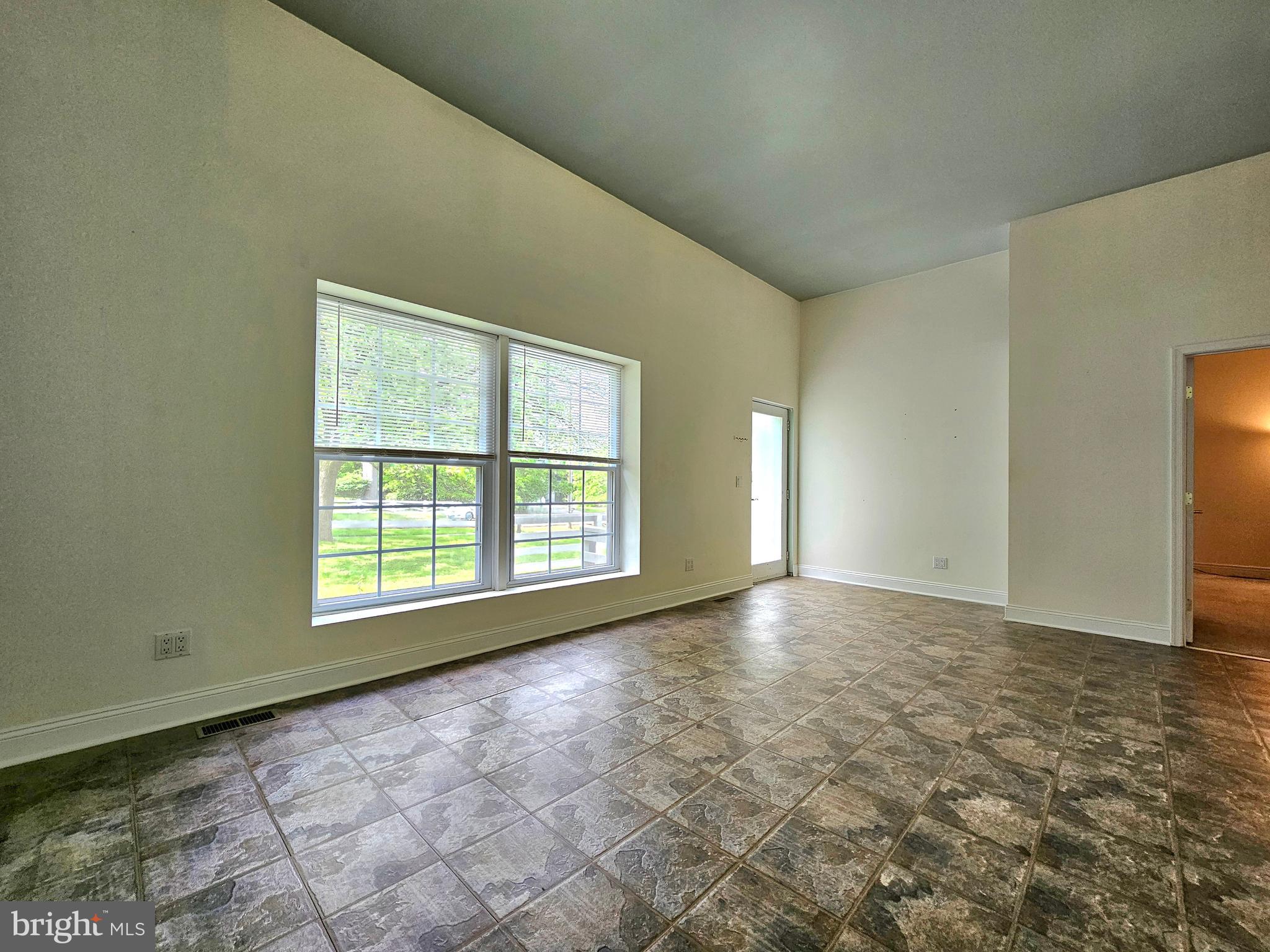 317 Adahi Road Southeast Vienna, VA 22180 - Photo 5 of 24 Living room