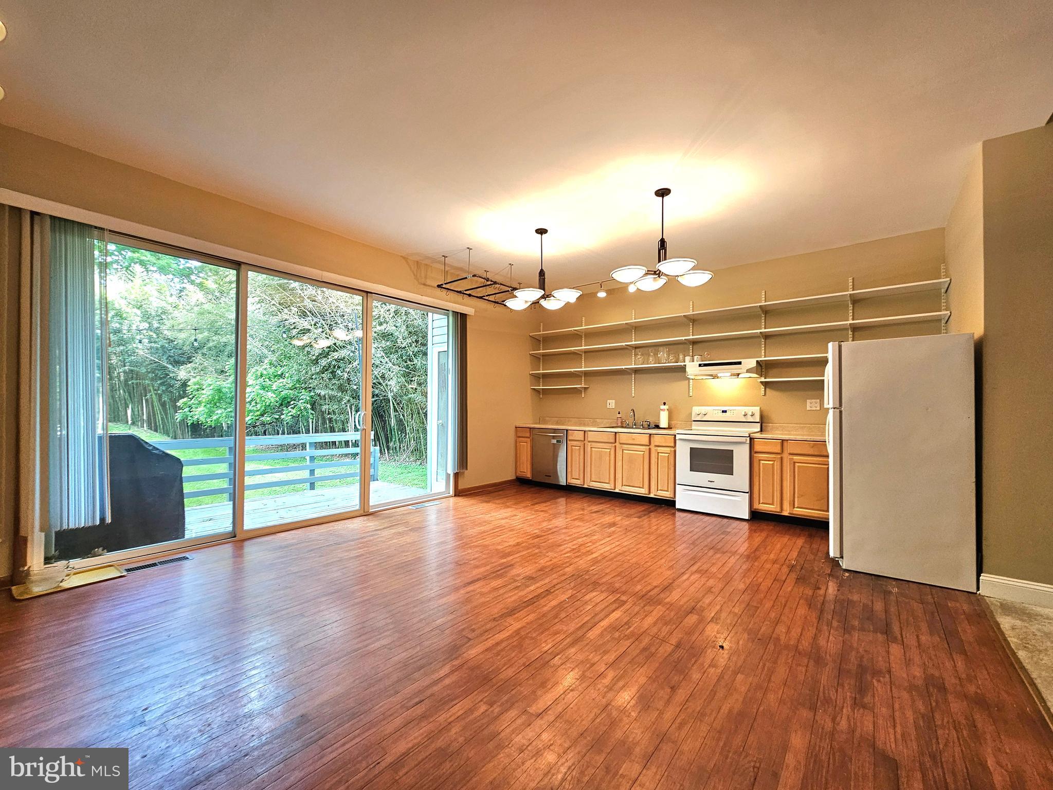 317 Adahi Road Southeast Vienna, VA 22180 - Photo 9 of 24 Kitchen / Dining