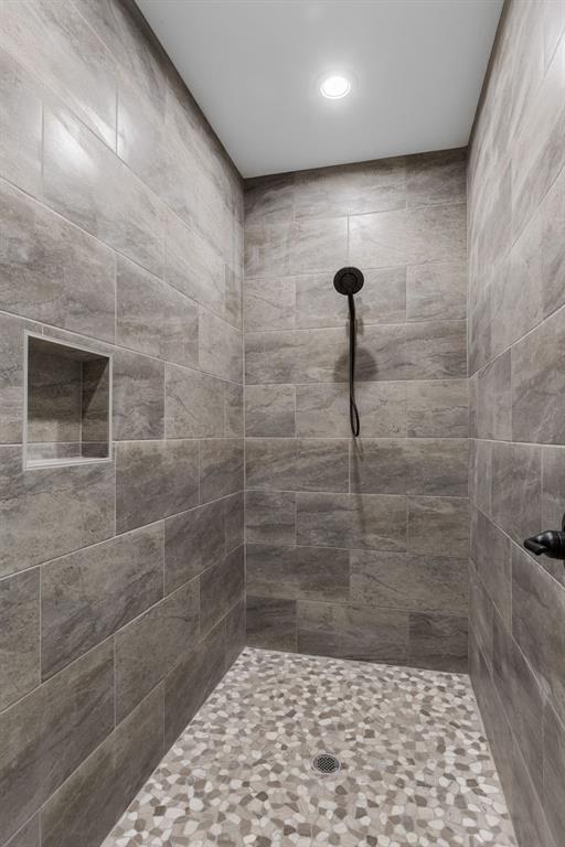 4695 Sisk Road Wichita Falls, TX 76310 - Photo 21 of 32 a bathroom with a shower