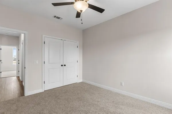a view of a chandelier fan and entryway in a room