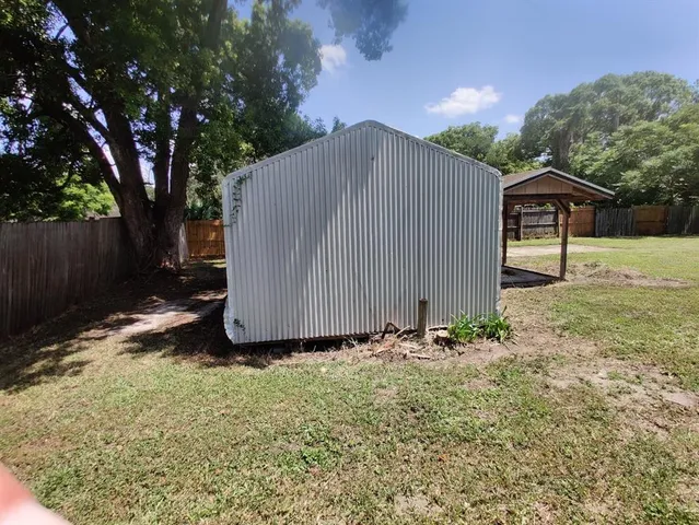 a view of a backyard