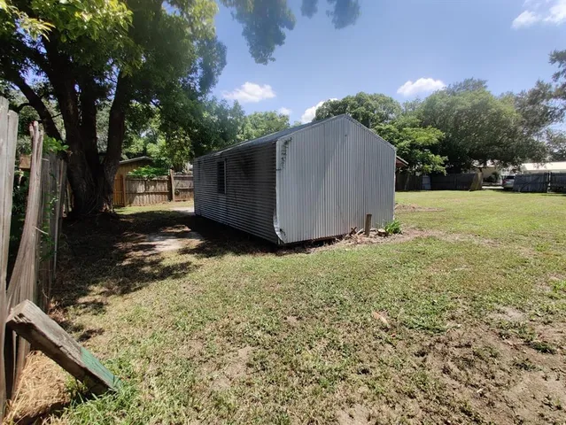 a view of a backyard