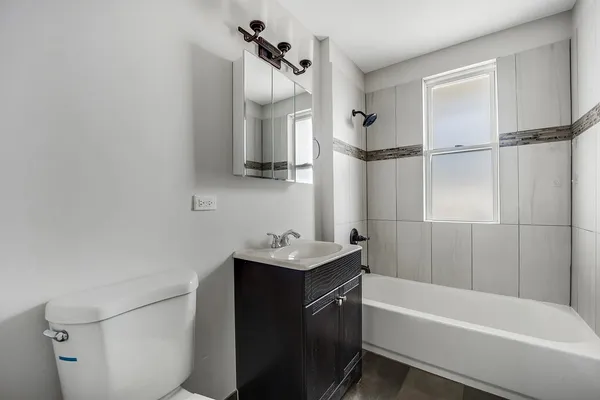 $2,650 | 3924 West Altgeld Street, Unit 2, Chicago, IL 60647