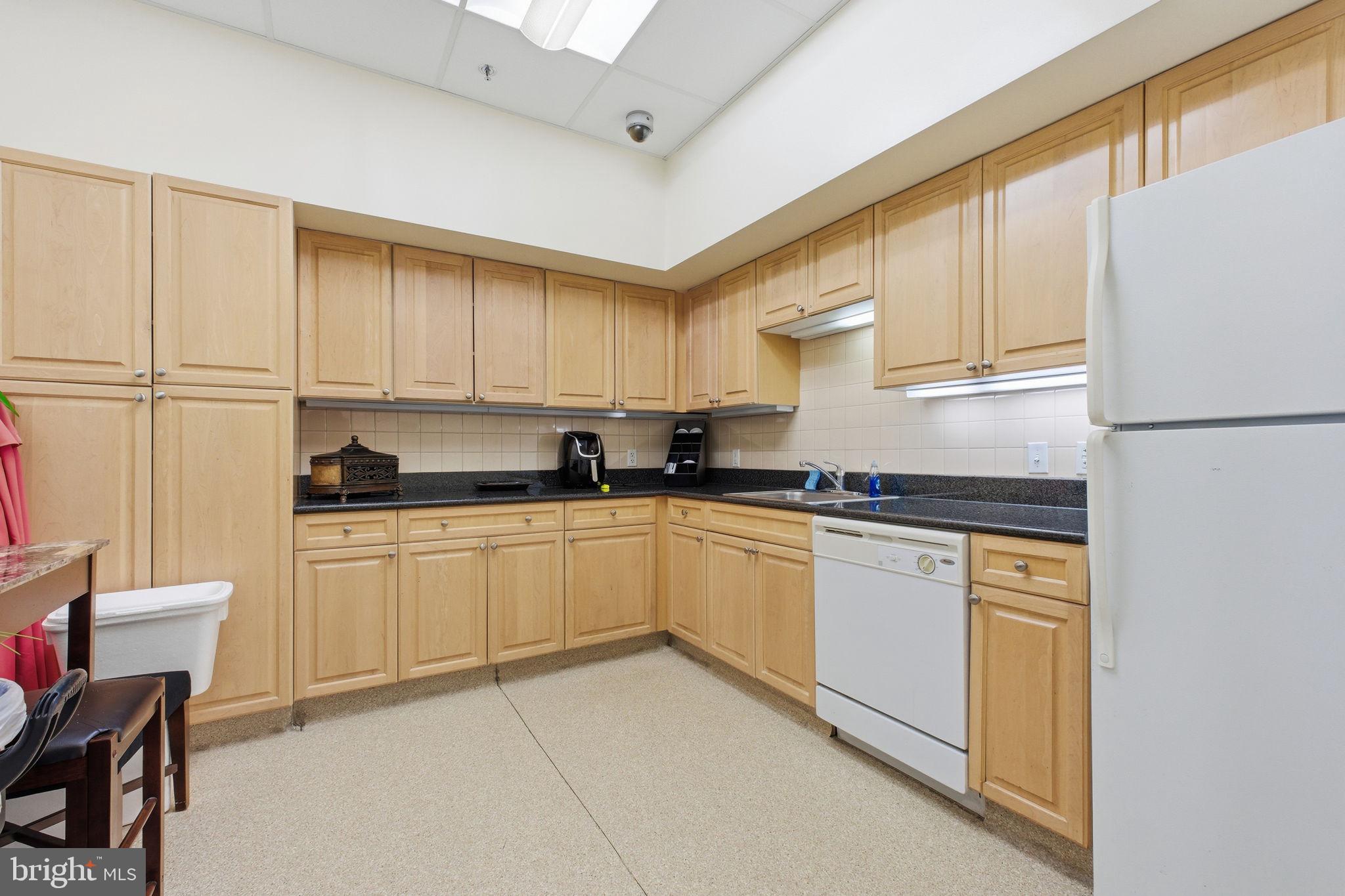 2726 Gallows Road, Unit 510 Vienna, VA 22180 - Photo 29 of 31