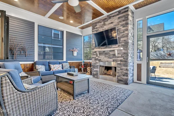 a sign that is sitting on a brick wall