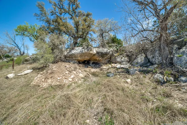 a view of garage yard
