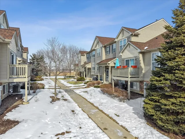$299,000 | 764 Cherry Creek Drive, Grayslake, IL 60030
