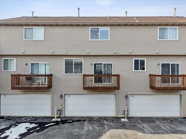 $299,000 | 764 Cherry Creek Drive, Grayslake, IL 60030