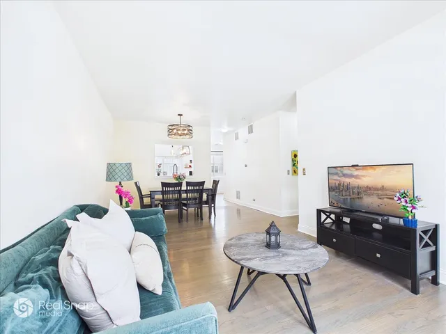 $299,000 | 764 Cherry Creek Drive, Grayslake, IL 60030