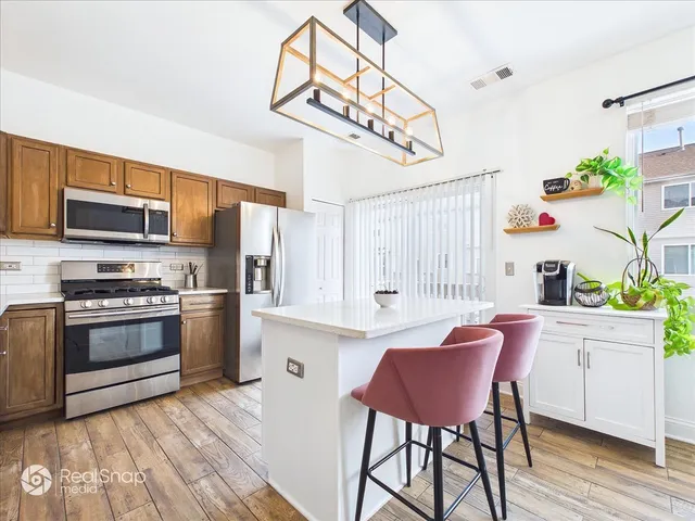 $299,000 | 764 Cherry Creek Drive, Grayslake, IL 60030