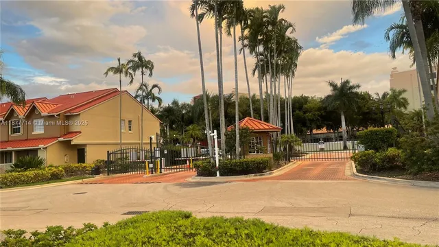 $2,250 | Country Club of Miami, Hialeah, FL 33015