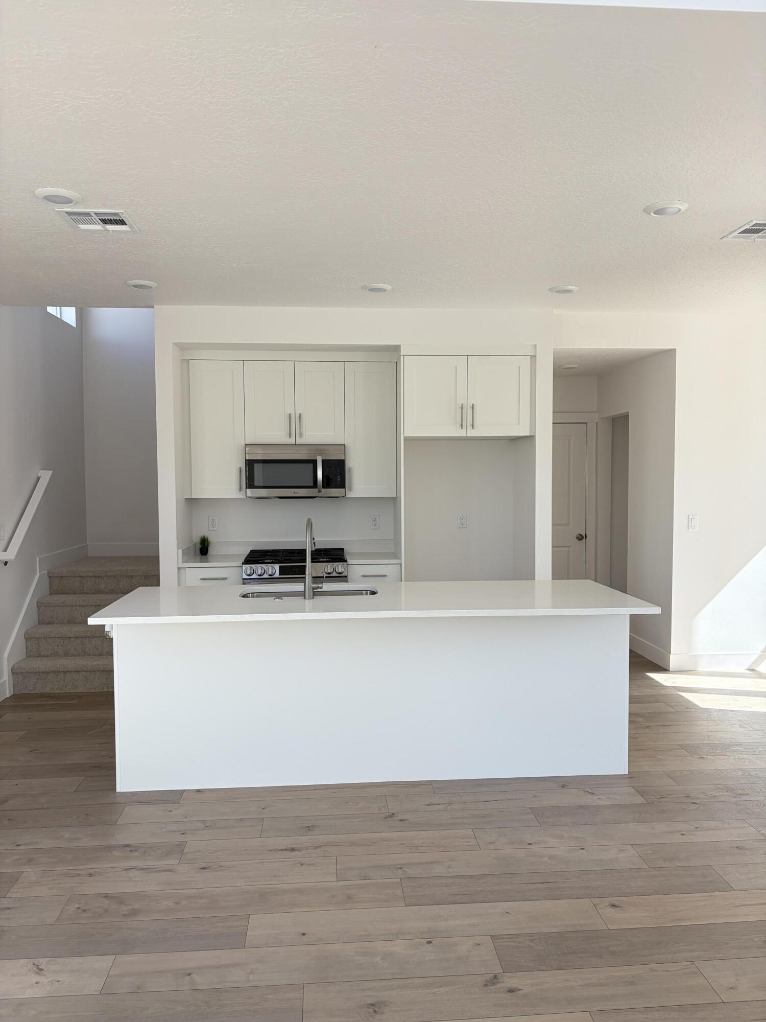 517 West Olive Lane St. George, UT 84790 - Photo 7 of 29 Bright Kitchen