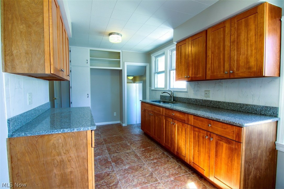 1619 Richmond Road Cleveland, OH 44124 - Photo 6 of 21 Sharp updated kitchen has granite counters and wood cabinets.