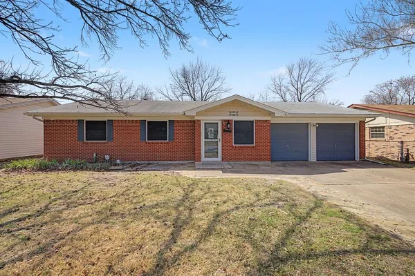 $249,900 | 313 Northwest Jayellen Avenue, Burleson, TX 76028