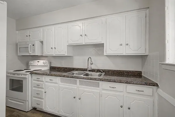 $249,900 | 313 Northwest Jayellen Avenue, Burleson, TX 76028