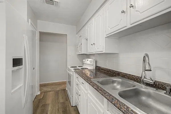 $249,900 | 313 Northwest Jayellen Avenue, Burleson, TX 76028
