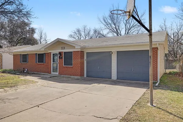 $249,900 | 313 Northwest Jayellen Avenue, Burleson, TX 76028