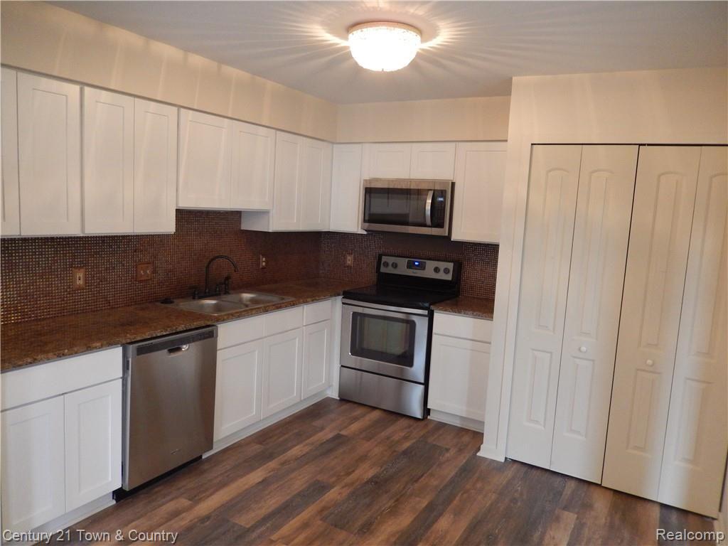 696 Charing Court, Unit 186 Rochester, MI 48307 - Photo 10 of 56 DSCN2156.JPG