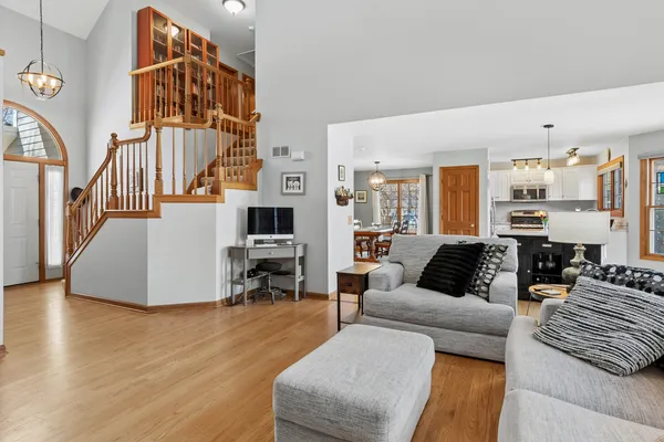 $460,000 | 2102 Brookside Lane, Aurora, IL 60502