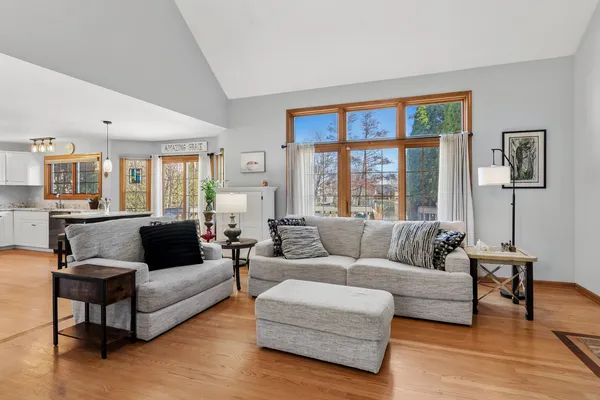 $460,000 | 2102 Brookside Lane, Aurora, IL 60502