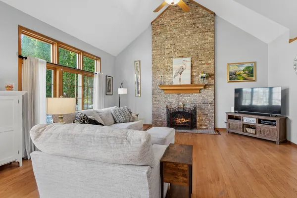 $460,000 | 2102 Brookside Lane, Aurora, IL 60502