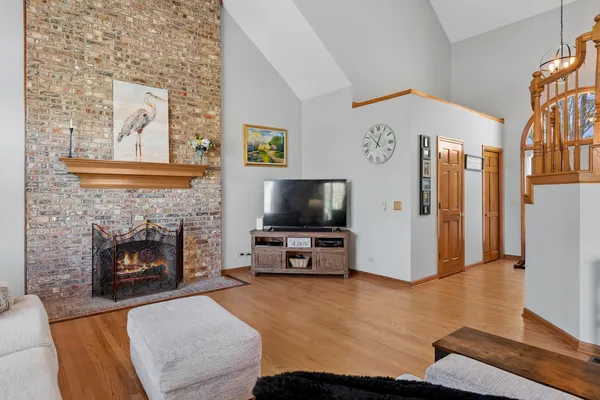 $460,000 | 2102 Brookside Lane, Aurora, IL 60502