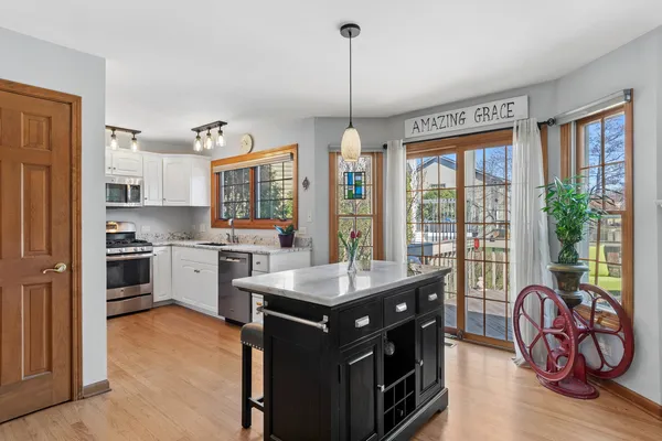 $460,000 | 2102 Brookside Lane, Aurora, IL 60502