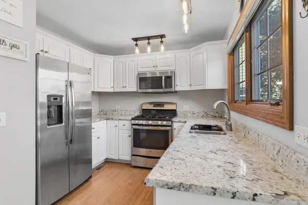 $460,000 | 2102 Brookside Lane, Aurora, IL 60502