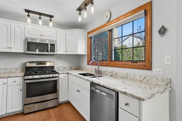 $460,000 | 2102 Brookside Lane, Aurora, IL 60502