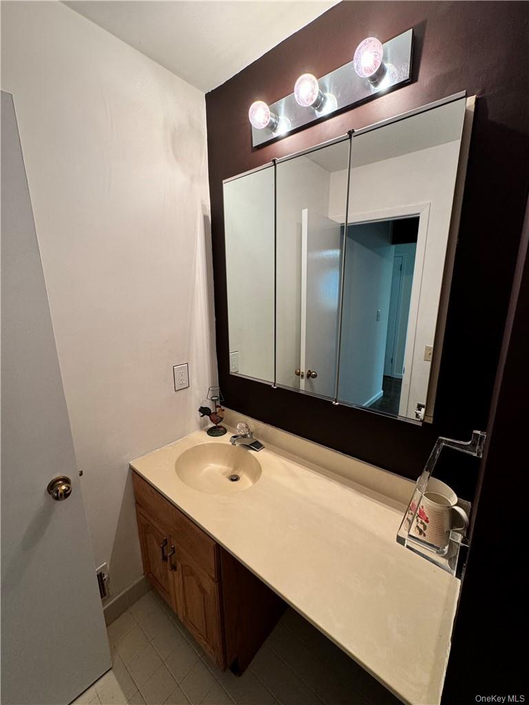 17 Rambling Brook Road Chappaqua, NY 10514 - Photo 12 of 32 Freshly painted first floor half bath
